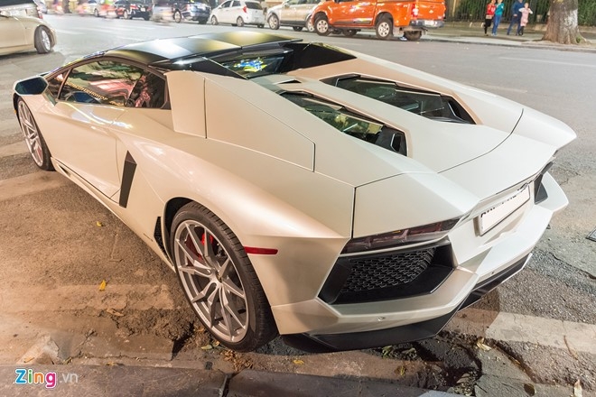 Lamborghini Aventador Roadster ra bien trang tai Ha Noi hinh anh 8