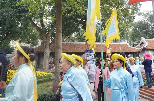 Văn Miếu đông nghẹt, người dân vô tư sờ đầu rùa ảnh 2