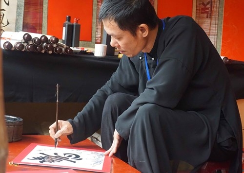 Văn Miếu đông nghẹt, người dân vô tư sờ đầu rùa ảnh 3