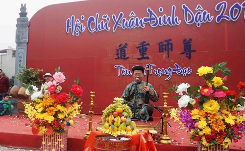 Văn Miếu đông nghẹt, người dân vô tư sờ đầu rùa ảnh 4