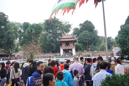 Văn Miếu đông nghẹt, người dân vô tư sờ đầu rùa ảnh 5