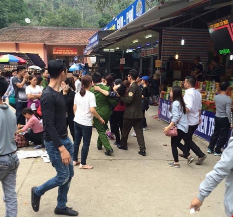 Bà cụ bị đánh ngất do dẫm chân cô gái khi đi Chùa Hương - ảnh 2