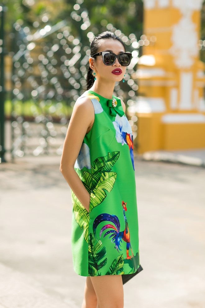 Bien tap vien thoi trang dien dam hoa tiet ga dao pho hinh anh 3