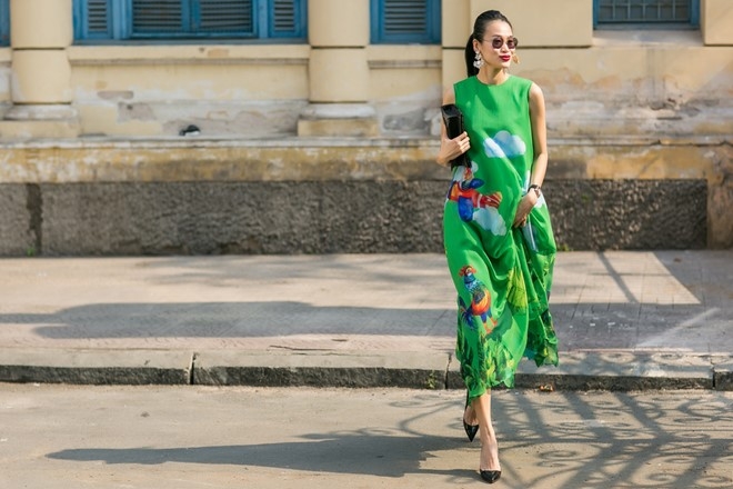 Bien tap vien thoi trang dien dam hoa tiet ga dao pho hinh anh 8