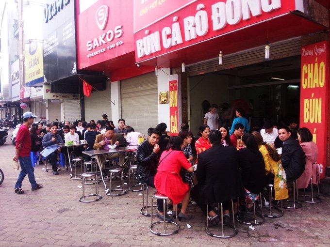 Bội thực giò thịt, dân đứng đợi 30 phút để được ăn bún cá