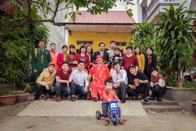 Cụ ông 90 tuổi tạo dáng chụp ảnh bên con cháu gây xôn xao mạng xã hội - Ảnh 3.