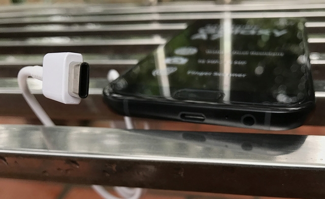  Đây là sản phẩm đầu tiên sử dụng cổng kết nối này. Samsung cho biết trong thời gian tới các sản phẩm của hãng sẽ chuyển đổi dần sang chuẩn USB Type-C. 
