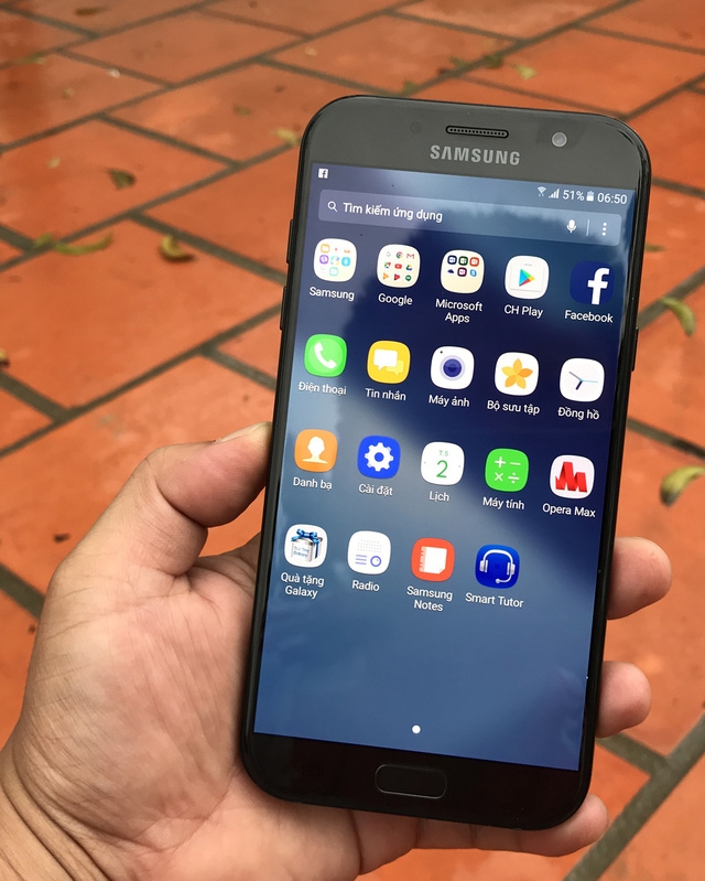  Về cấu hình, Samsung trang bị cho máy một hệ thống xử lý mạnh mẽ, gồm vi xử lý lõi 8 xung nhịp 1,9 Ghz, RAM 3 GB, nguồn pin lên đến 3600 mAh và hỗ trợ khe cắm thẻ nhớ rời 32 GB 