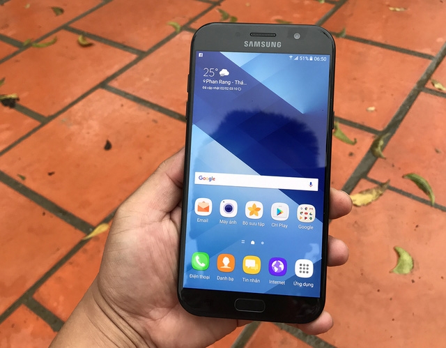 Ngoài ra, máy có màn hình công nghệ Super AMOLED 5,7 inch đạt độ phân giải Full HD, cảm biến vân tay và khởi chạy Android 6.0. Samsung cũng chưa tiết lộ thời điểm để nâng cấp lên Android 7.0 trong thời gian tới.