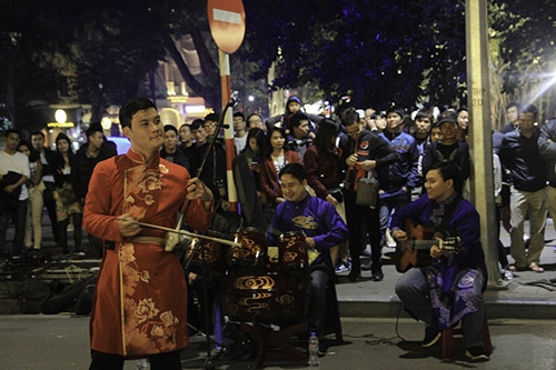 “em cua ngay hom qua” gay nao loan pho di bo ha noi hinh anh 8