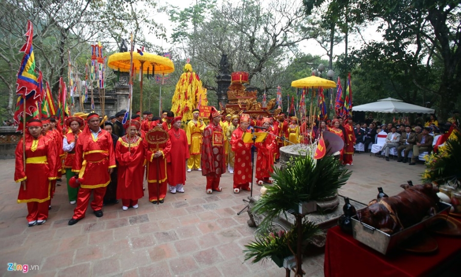Hang tram thanh nien tranh cuop hoa tre tai hoi Giong hinh anh 1