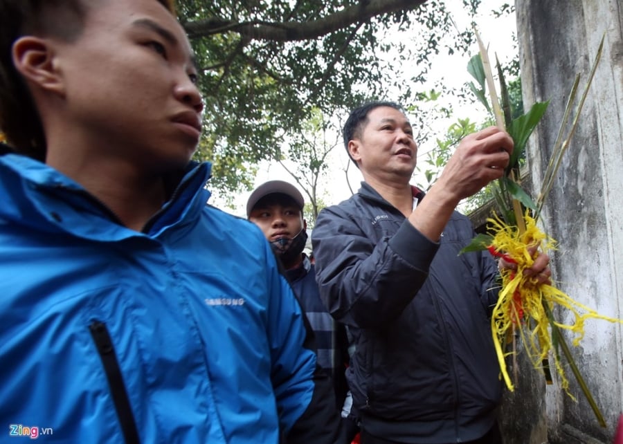 Hang tram thanh nien tranh cuop hoa tre tai hoi Giong hinh anh 10