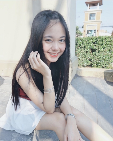 'Hot girl nieng rang' Thai Lan noi tieng tren mang xa hoi hinh anh 6