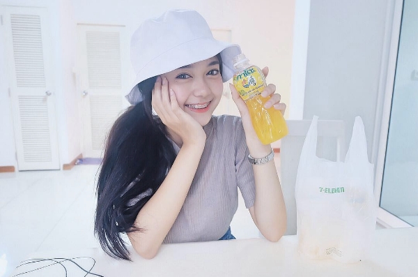 'Hot girl nieng rang' Thai Lan noi tieng tren mang xa hoi hinh anh 7