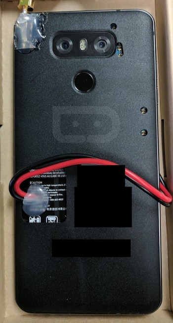Mặt sau của sản phẩm là sự hiện diện của cụm camera kép và cảm biến vân tay. Điều này cho thấy LG G6 sẽ được sở hữu camera kép các mẫu smartphone cao cấp được ra mắt trong thời gian gần đây, nhưng khả năng thực sự của cụm camera này vẫn đang là khúc mắc chưa có lời giải đáp.