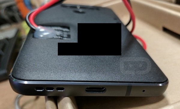 Cạnh dưới của sản phẩm là cổng kết nối USB Type-C và loa ngoài. Hình ảnh thứ 3 này cũng cho thấy LG G6 sở hữu khung viền bằng kim loại, trong khi đó chất liệu lớp vỏ thực sự của sản phẩm vẫn chưa được tiết lộ qua những hình ảnh bị rò rỉ.