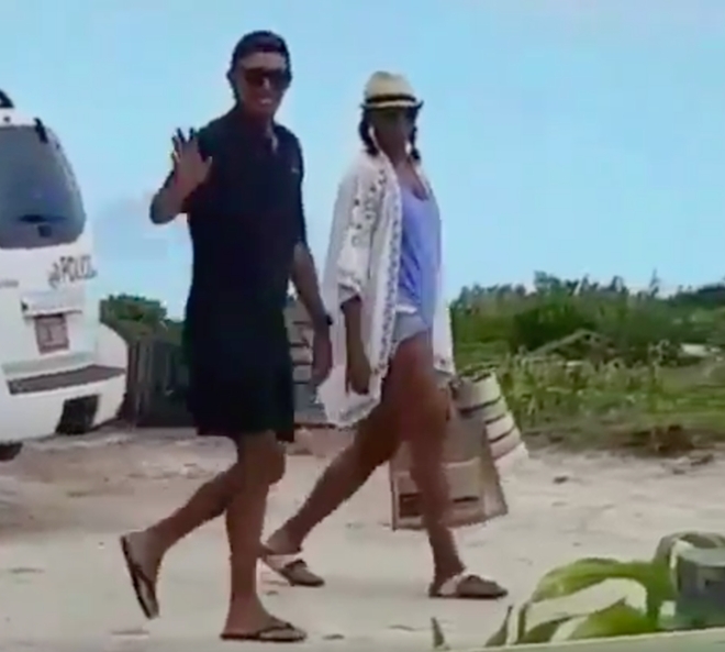 Obama mang dep xo ngon, doi mu luoi trai nguoc di nghi hinh anh 1