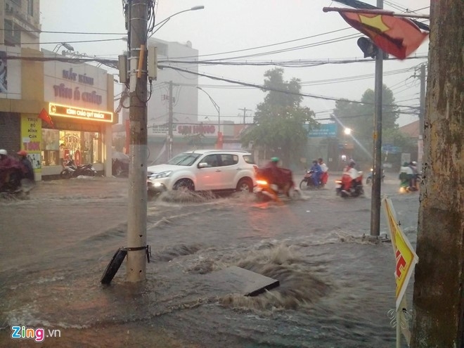 Sai Gon mua lon, ngap duong ngay lam viec dau nam Dinh Dau hinh anh 2