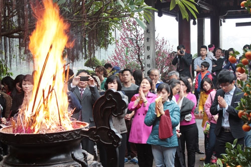 thu-tuong-cam-cong-chuc-bo-viec-di-le-hoi-sau-tet