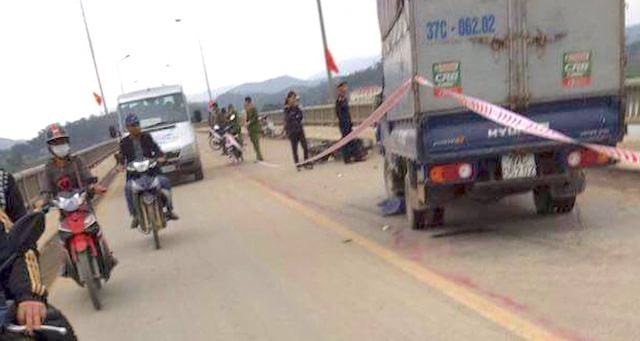  Chiếc xe tải gây tai nạn nghiêm trọng trên cầu Rộ. 