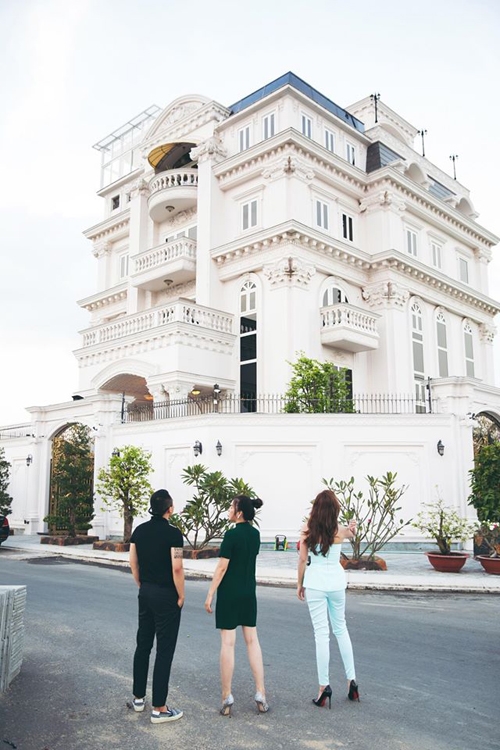 vu-khac-tiep-quynh-thu-tham-biet-thu-dat-vang-cua-ly-nha-ky-1