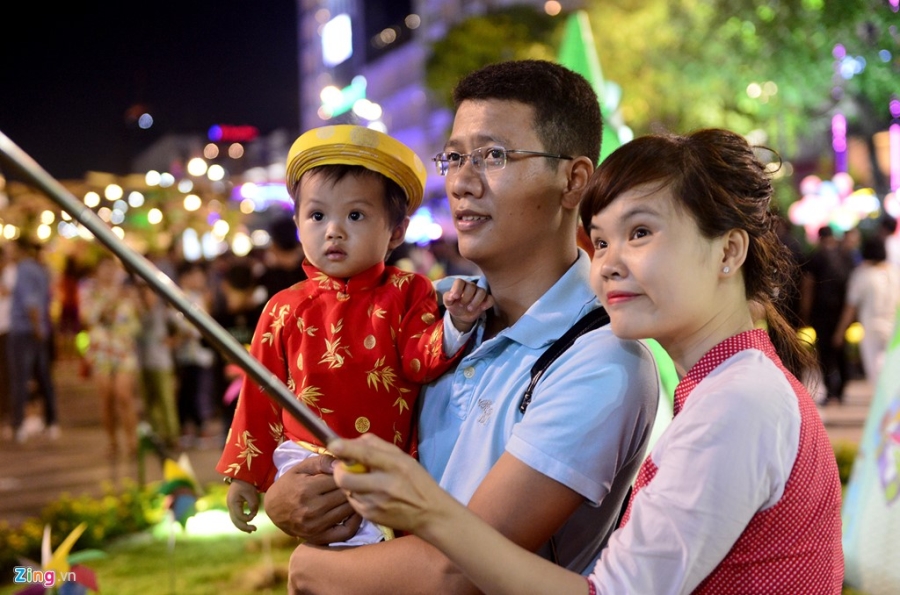 Vuot rao vao 'mot' hoa o pho di bo Nguyen Hue dem be mac hinh anh 4