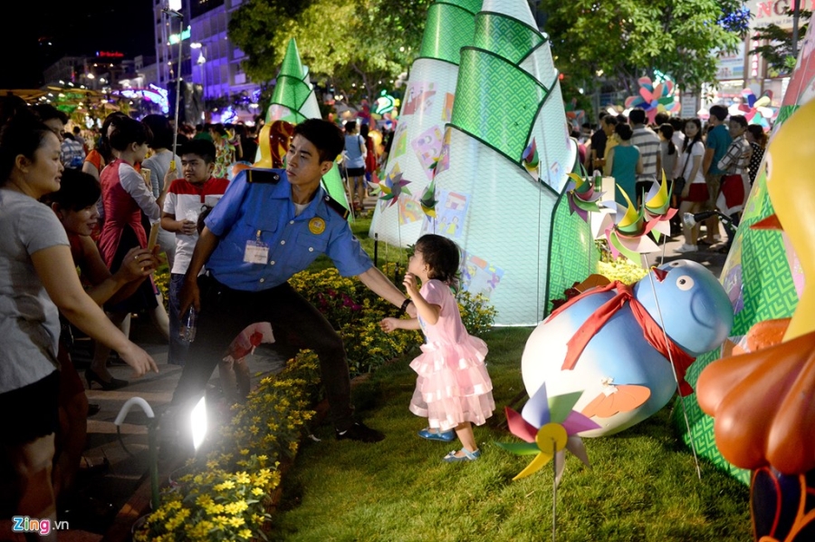 Vuot rao vao 'mot' hoa o pho di bo Nguyen Hue dem be mac hinh anh 5
