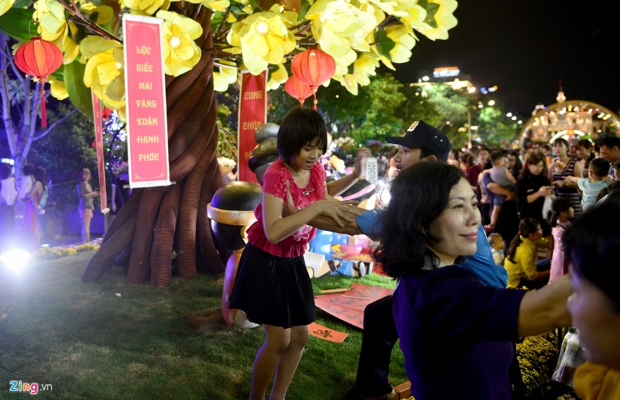 Vuot rao vao 'mot' hoa o pho di bo Nguyen Hue dem be mac hinh anh 6
