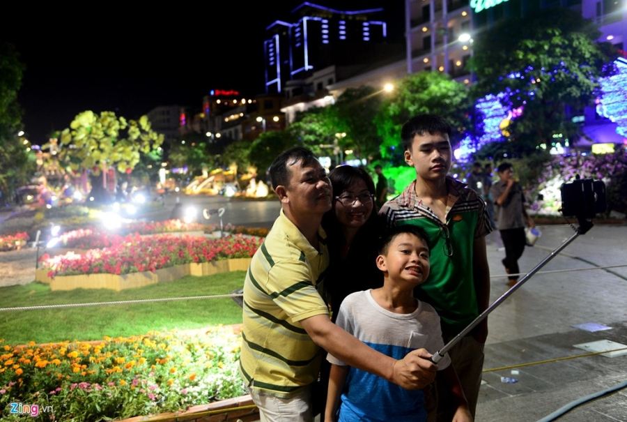 Vuot rao vao 'mot' hoa o pho di bo Nguyen Hue dem be mac hinh anh 7