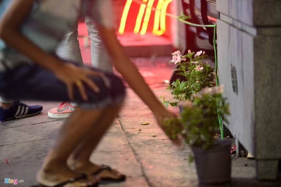 Vuot rao vao 'mot' hoa o pho di bo Nguyen Hue dem be mac hinh anh 9