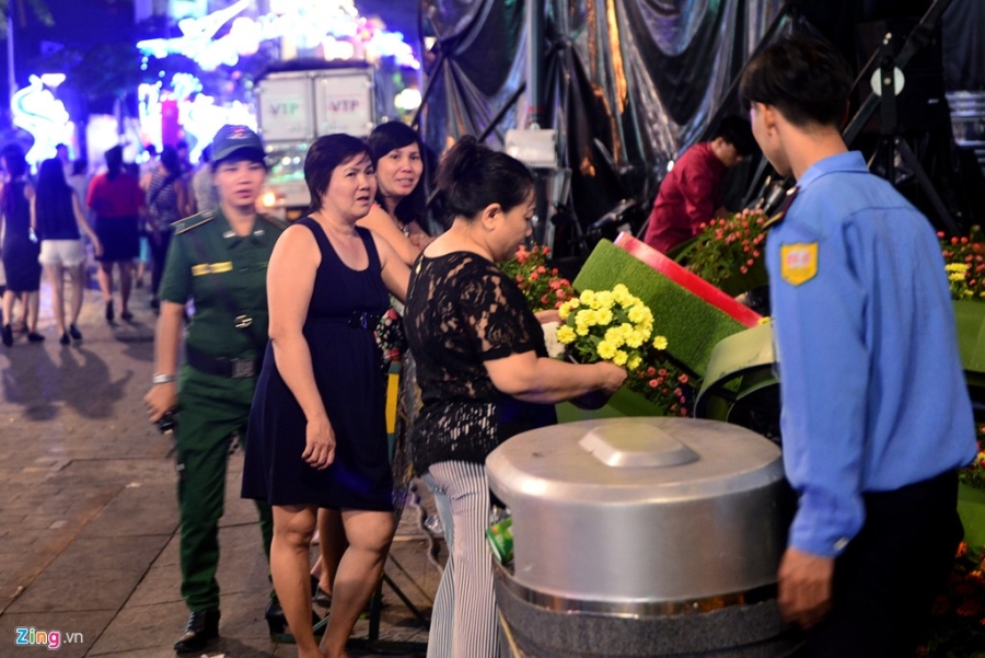 Vuot rao vao 'mot' hoa o pho di bo Nguyen Hue dem be mac hinh anh 10