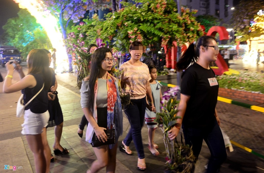 Vuot rao vao 'mot' hoa o pho di bo Nguyen Hue dem be mac hinh anh 11
