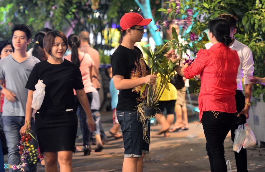Vuot rao vao 'mot' hoa o pho di bo Nguyen Hue dem be mac hinh anh 12