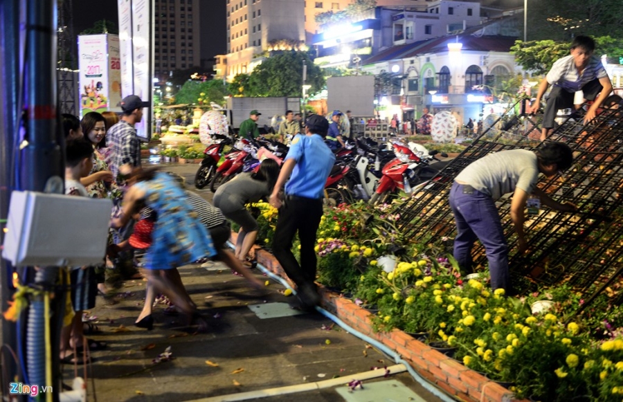 Vuot rao vao 'mot' hoa o pho di bo Nguyen Hue dem be mac hinh anh 15