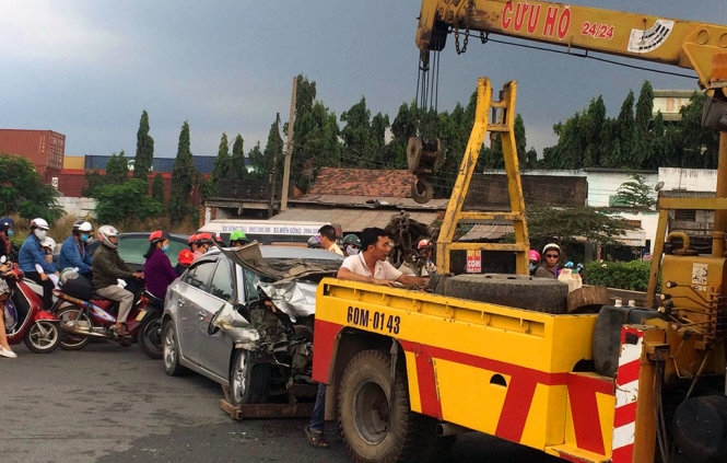 Xe hơi đụng xe đầu kéo, quốc lộ 1 kẹt 2 giờ 