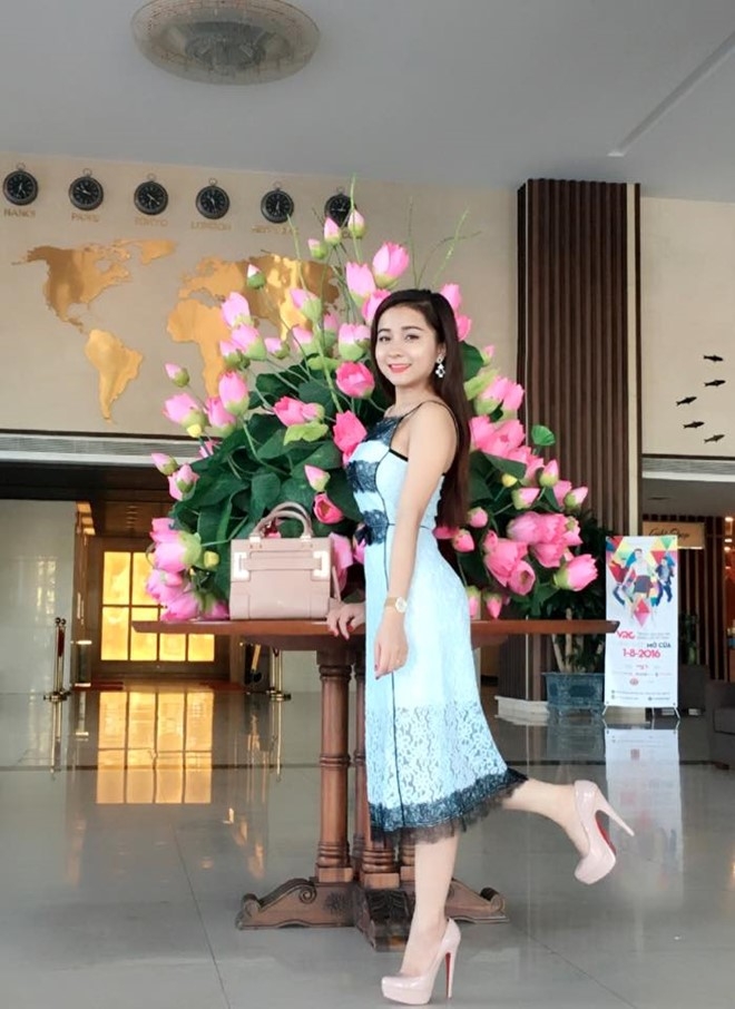Co gai hat vi dam de tu choi loi moi uong ruou chuc Tet hinh anh 1