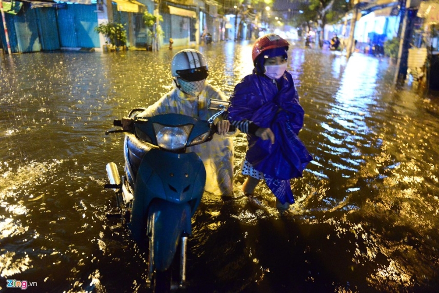 Khai truong chua ban duoc hang da bi nuoc ngap bua vay hinh anh 2
