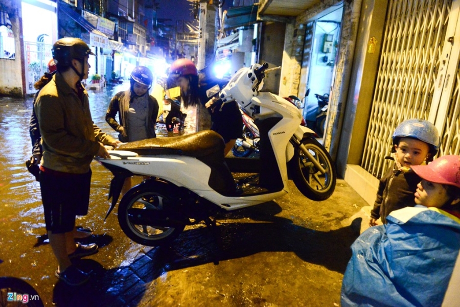 Khai truong chua ban duoc hang da bi nuoc ngap bua vay hinh anh 3