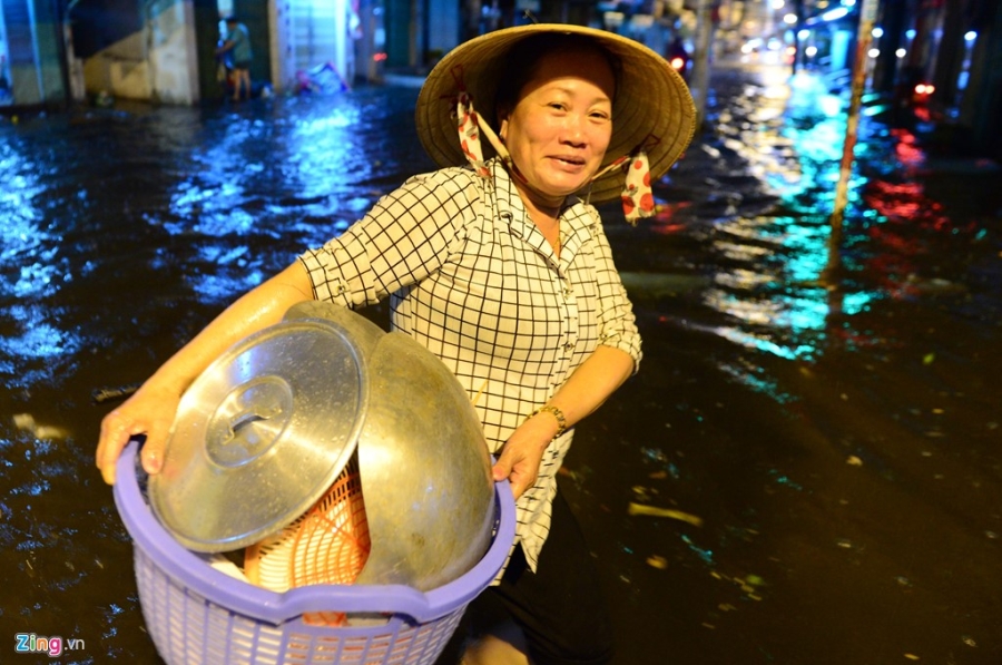 Khai truong chua ban duoc hang da bi nuoc ngap bua vay hinh anh 6