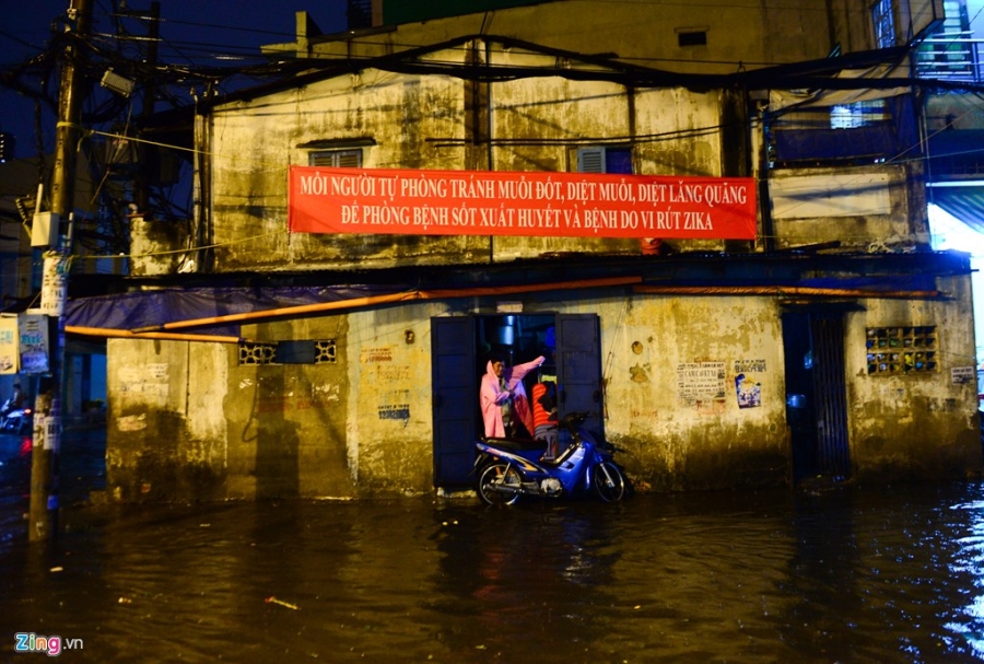 Khai truong chua ban duoc hang da bi nuoc ngap bua vay hinh anh 11