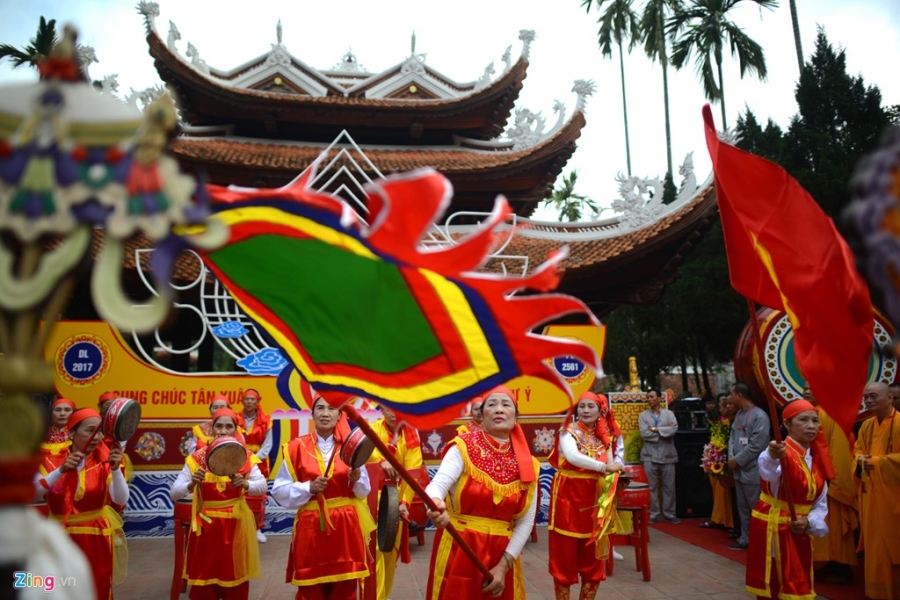 Khoanh khac an tuong chua Huong ngay khai hoi hinh anh 11