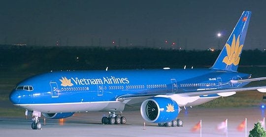 Máy bay Vietnam Airlines hạ cánh khẩn cấp cứu hành khách