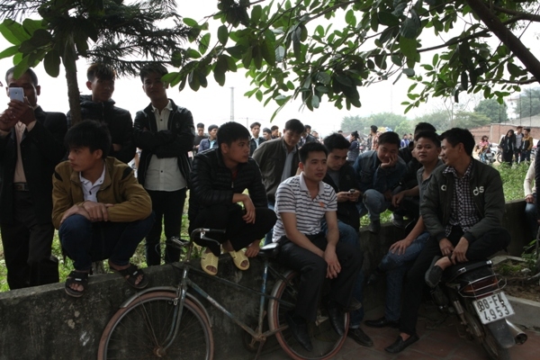 Trai làng buồn thiu vì hội cướp phết thành hội… sờ phết - 1