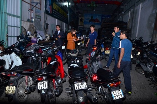 Trời mưa lạnh, chợ Viềng vẫn đông nghịt khách 'mua may bán rủi' ảnh 2