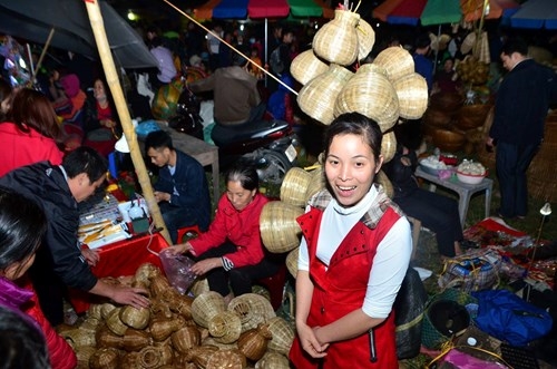 Trời mưa lạnh, chợ Viềng vẫn đông nghịt khách 'mua may bán rủi' ảnh 4
