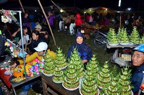 Trời mưa lạnh, chợ Viềng vẫn đông nghịt khách 'mua may bán rủi' ảnh 7
