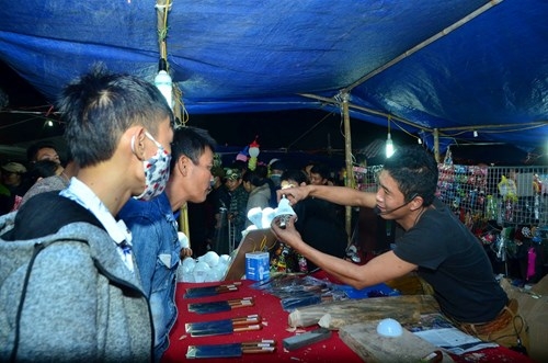 Trời mưa lạnh, chợ Viềng vẫn đông nghịt khách 'mua may bán rủi' ảnh 10