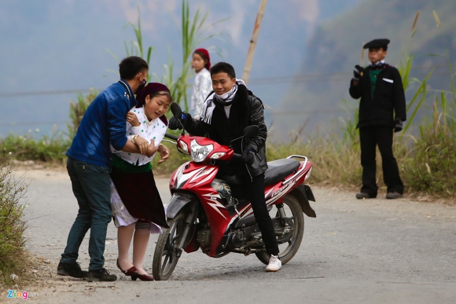 Canh bat nguoi ve lam vo giua duong o Ha Giang hinh anh 10