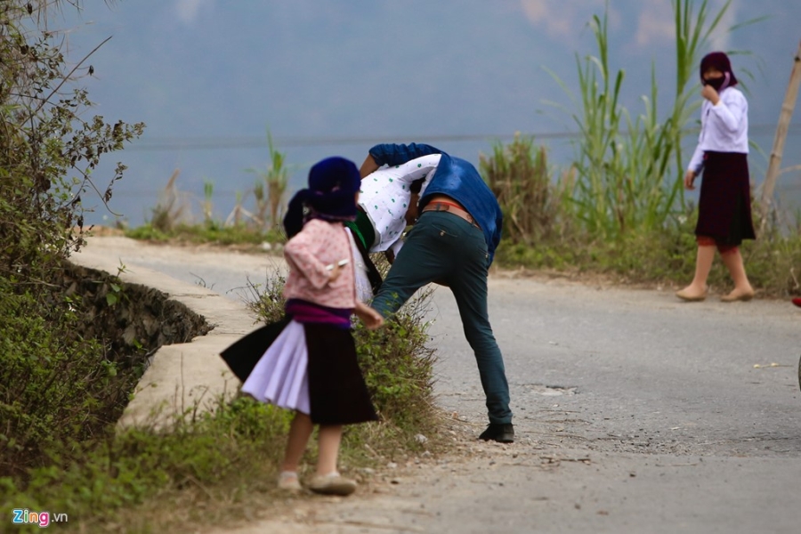 Canh bat nguoi ve lam vo giua duong o Ha Giang hinh anh 11