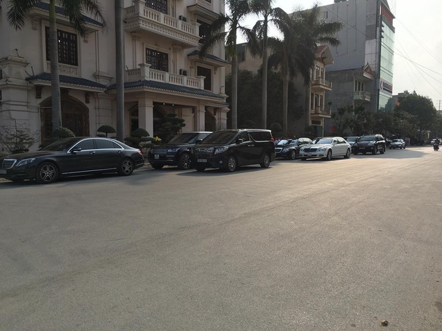 Cặp đôi Maybach 62S 45 tỷ Đồng của đại gia Ninh Bình xuất hiện trên phố - Ảnh 1.
